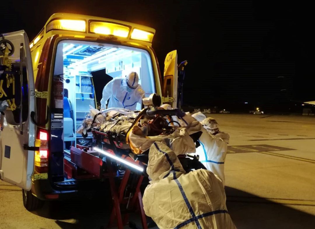 Professionals sanitaris de tres hospitals diferents es van coordinar per salvar a un menorquí afectat per Covid que necessitava el trasllat a Son Espases. Professionals sanitaris de tres hospitals diferents es van coordinar per salvar a un menorquí afectat per Covid que necessitava el trasllat a Son Espases.