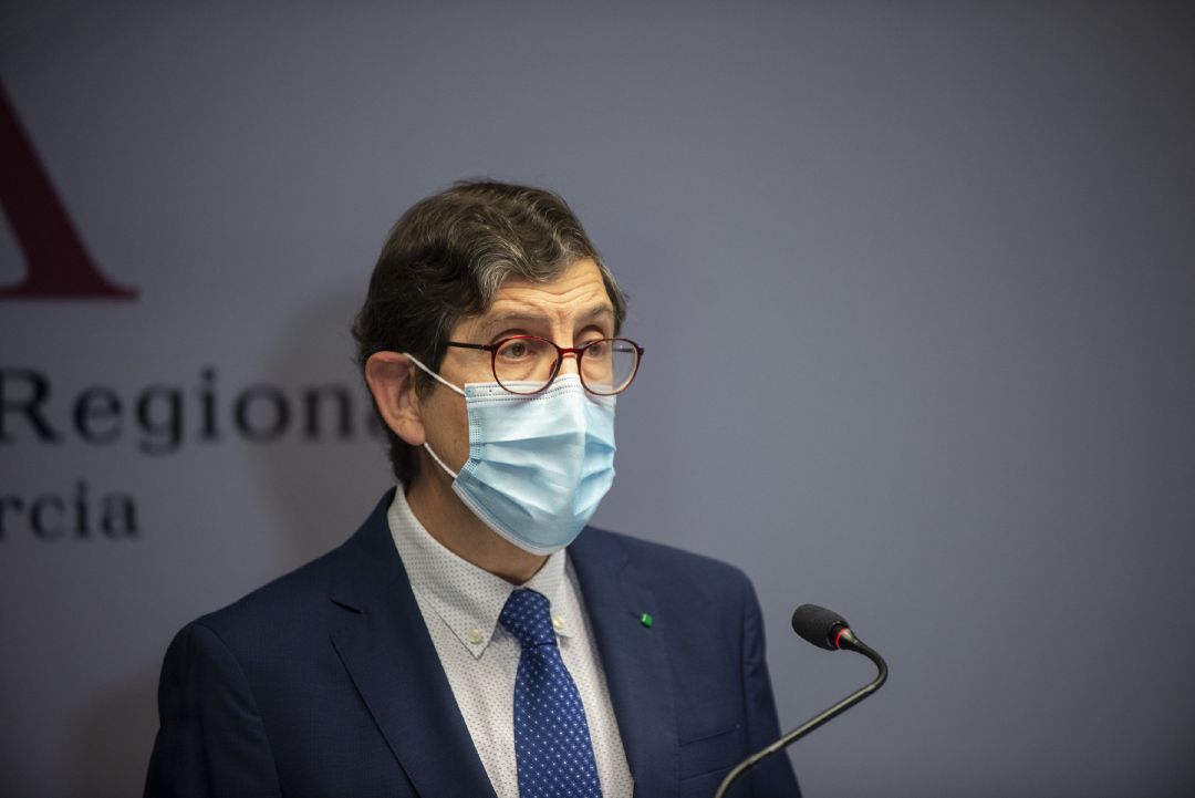 El consejero de Salud, Manuel Villegas, interviene durante una rueda de prensa en la que ha negado que vaya a dimitir por vacunarse de Covid-19 tanto él como funcionarios y altos cargos de la Consejería y del Servicio Murciano de Salud (SMS), en Cartagena, Murcia (España), a 20 de enero de 2021. El consejero ha aprovechado su comparecencia para dar explicaciones sobre este hecho para pedir disculpas a quien haya podido sentirse ofendido. El consejero de Salud, Manuel Villegas, interviene durante una rueda de prensa en la que ha negado que vaya a dimitir por vacunarse de Covid-19 tanto él como funcionarios y altos cargos de la Consejería y del Servicio Murciano de Salud (SMS), en Cartagena, Murcia (España), a 20 de enero de 2021. El consejero ha aprovechado su comparecencia para dar explicaciones sobre este hecho para pedir disculpas a quien haya podido sentirse ofendido.