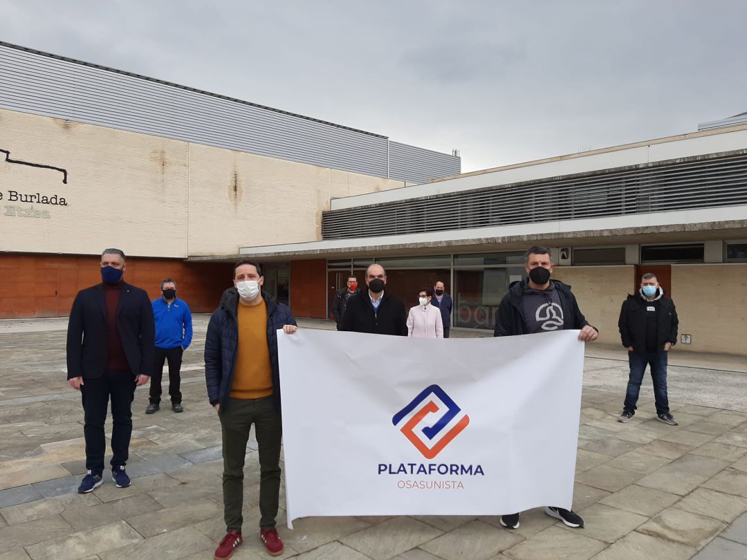 Integrantes de Plataforma Osasunista posan ante la pancarta tras la rueda de prensa de presentación Integrantes de Plataforma Osasunista posan ante la pancarta tras la rueda de prensa de presentación