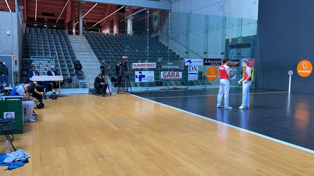 Olaizola y Rezusta, una de las dos parejas invictas del campeonato, en un descanso de su última victoria Olaizola y Rezusta, una de las dos parejas invictas del campeonato, en un descanso de su última victoria