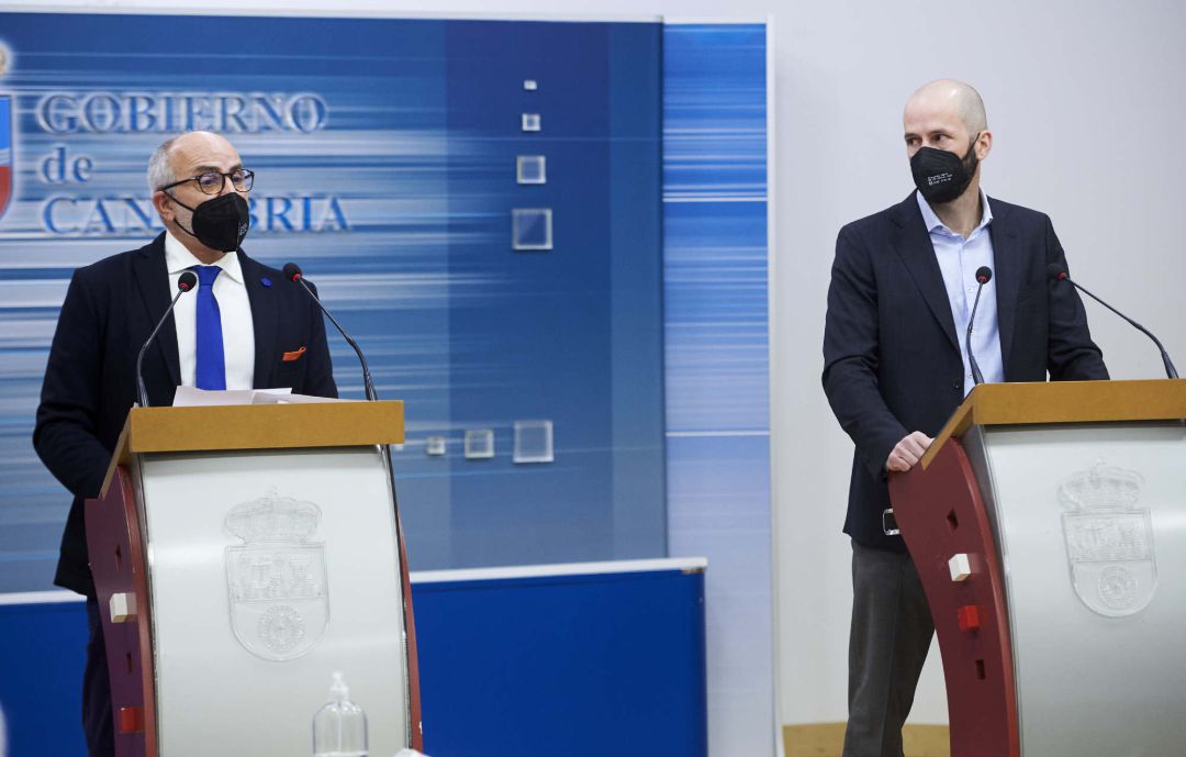 El consejero de Sanidad de Cantabria, Miguel Rodríguez, acompañado del director general de Salud Pública, Reinhard Wallmann. El consejero de Sanidad de Cantabria, Miguel Rodríguez, acompañado del director general de Salud Pública, Reinhard Wallmann.