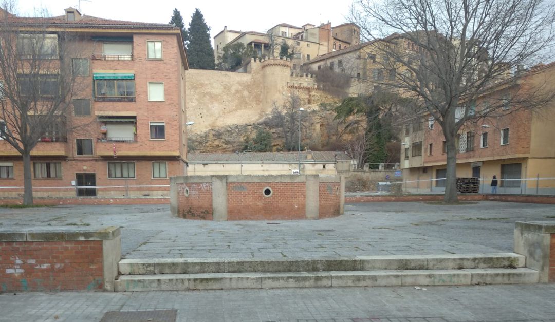 Estado del kiosco de San Millán tras el inicio del derribo en la mañana de hoy Estado del kiosco de San Millán tras el inicio del derribo en la mañana de hoy