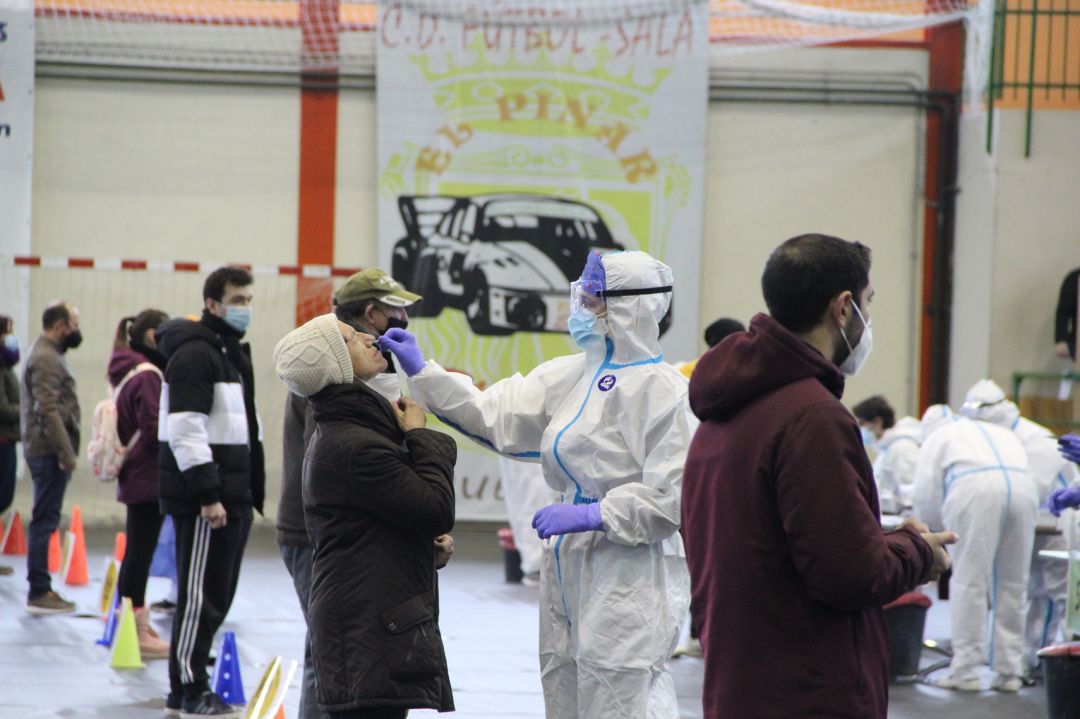 Un sanitario realiza un test a una vecina en el cribado realizado hoy en Cuéllar en la primera jornada Un sanitario realiza un test a una vecina en el cribado realizado hoy en Cuéllar en la primera jornada