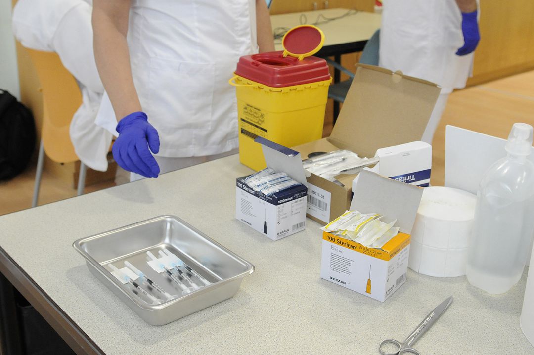 Les vacunes, preparades per a la seva administració. Les vacunes, preparades per a la seva administració.
