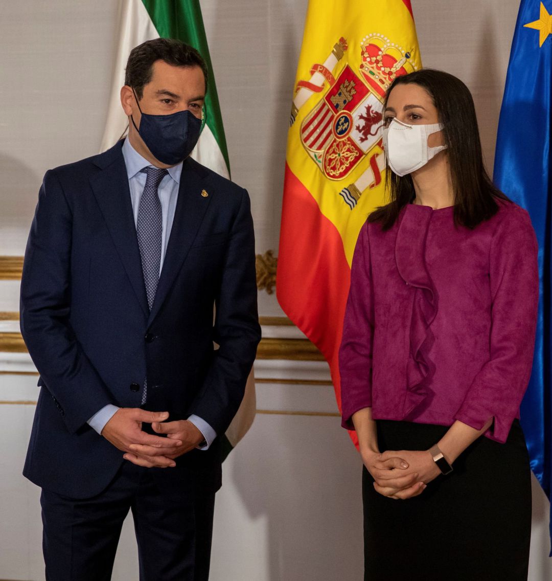 El presidente de la Junta de Andalucía,Juanma Moreno, y la presidenta de Ciudadanos, Inés Arrimadas, al comienzo de la reunión mantenida hoy en el Palacio de San Telmo, sede del ejecutivo andaluz en Sevilla. El presidente de la Junta de Andalucía,Juanma Moreno, y la presidenta de Ciudadanos, Inés Arrimadas, al comienzo de la reunión mantenida hoy en el Palacio de San Telmo, sede del ejecutivo andaluz en Sevilla.