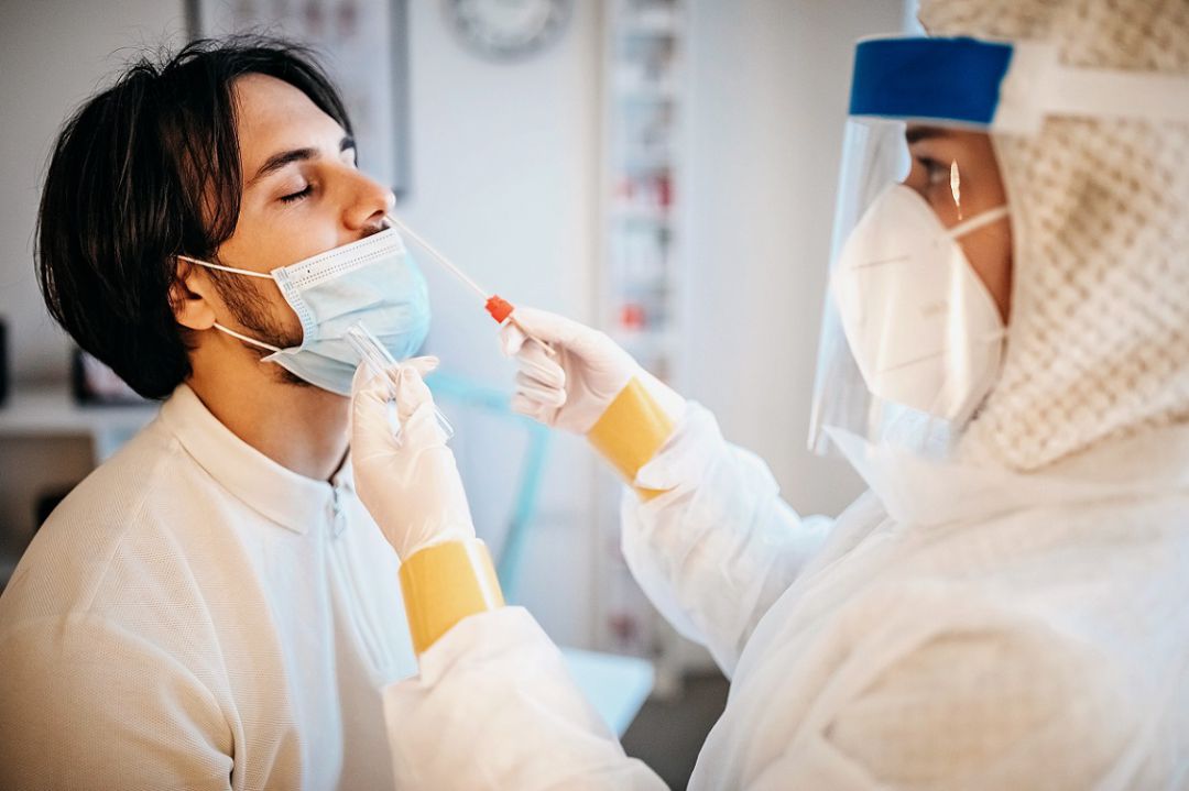 Un sanitario realiza una prueba PCR (archivo) Un sanitario realiza una prueba PCR (archivo)