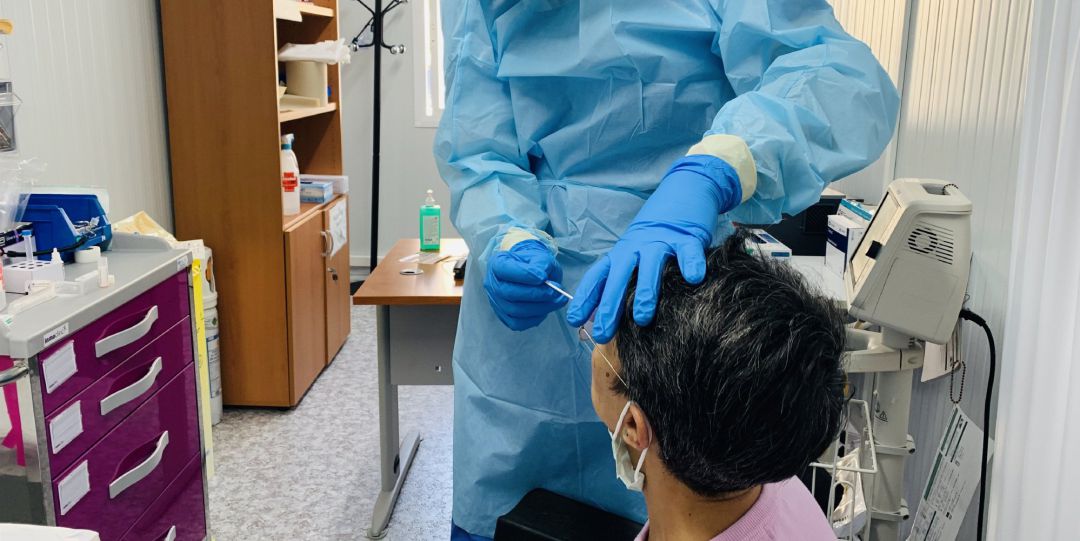 Un sanitario realiza una PCR en un hospital Un sanitario realiza una PCR en un hospital