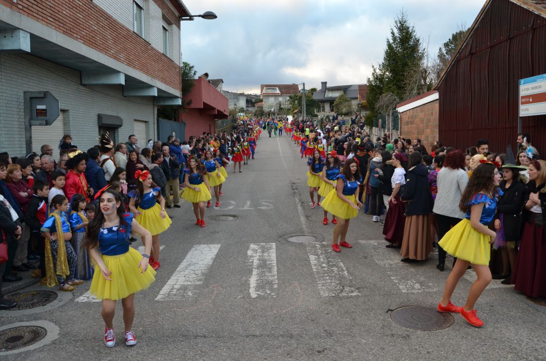 Desfile de una comparsa durante el Entroido de Salceda. Desfile de una comparsa durante el Entroido de Salceda.