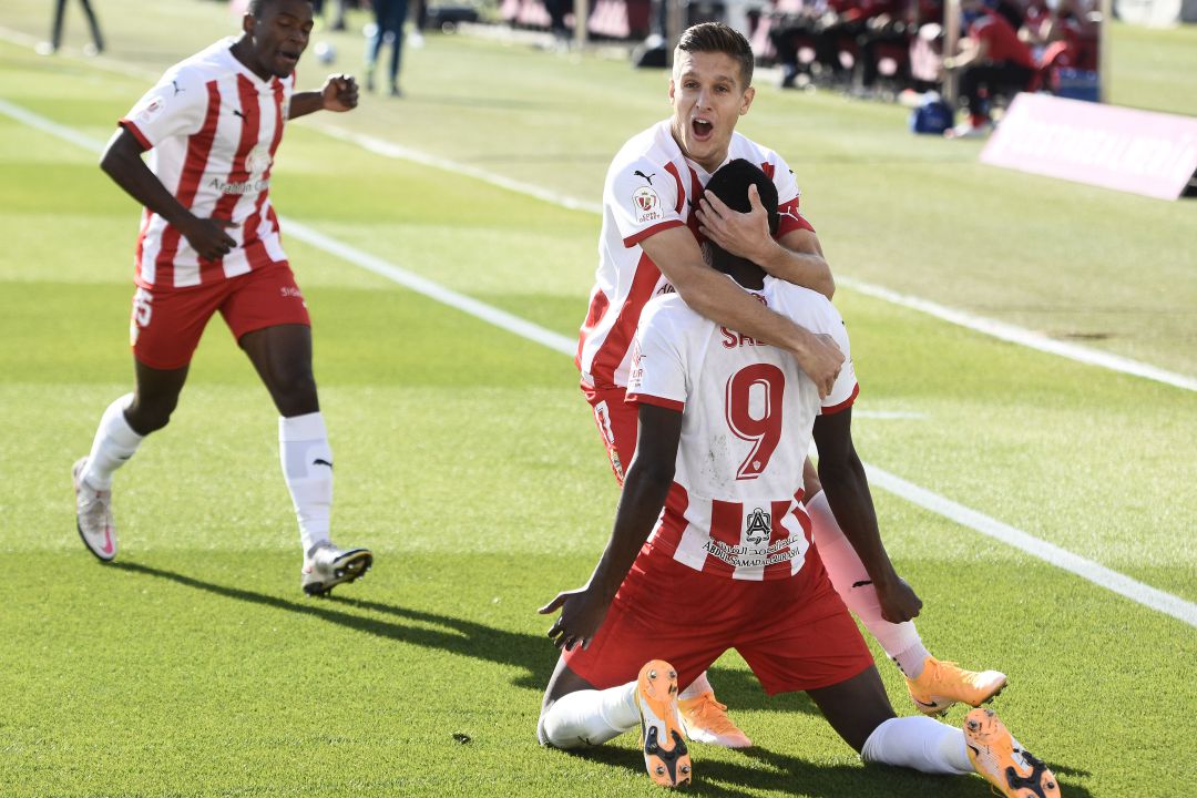 Corpas abraza a Sadiq tras el primer gol al Alavés. Corpas abraza a Sadiq tras el primer gol al Alavés.