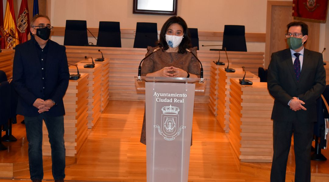 Pilar Zamora, alcaldesa de Ciudad Real, con Miguel Ángel Rivero, presidente del Colegio de Agentes Comerciales a la derecha y Pedro Maroto, concejal de Promoción Económica y presidente del IMPEFE Pilar Zamora, alcaldesa de Ciudad Real, con Miguel Ángel Rivero, presidente del Colegio de Agentes Comerciales a la derecha y Pedro Maroto, concejal de Promoción Económica y presidente del IMPEFE