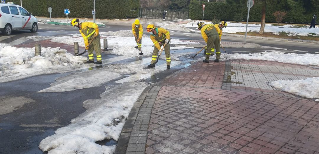 Los efectivos de la BRIF de Cuenca se afanan en la limpieza de la nieve y el hielo en las calles de Madrid. Los efectivos de la BRIF de Cuenca se afanan en la limpieza de la nieve y el hielo en las calles de Madrid.