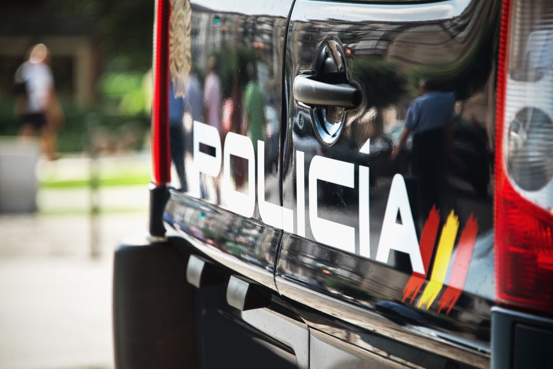 La Policía Nacional patrullaba el barrio para prevenir robos con fuerza cuando se encontraron con el hombre. La Policía Nacional patrullaba el barrio para prevenir robos con fuerza cuando se encontraron con el hombre.