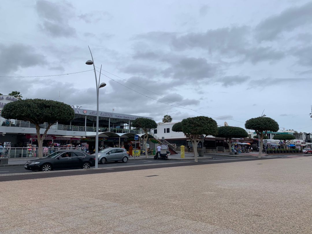 Avenida de Las Playas en Puerto del Carmen, municipio de Tías. Avenida de Las Playas en Puerto del Carmen, municipio de Tías.
