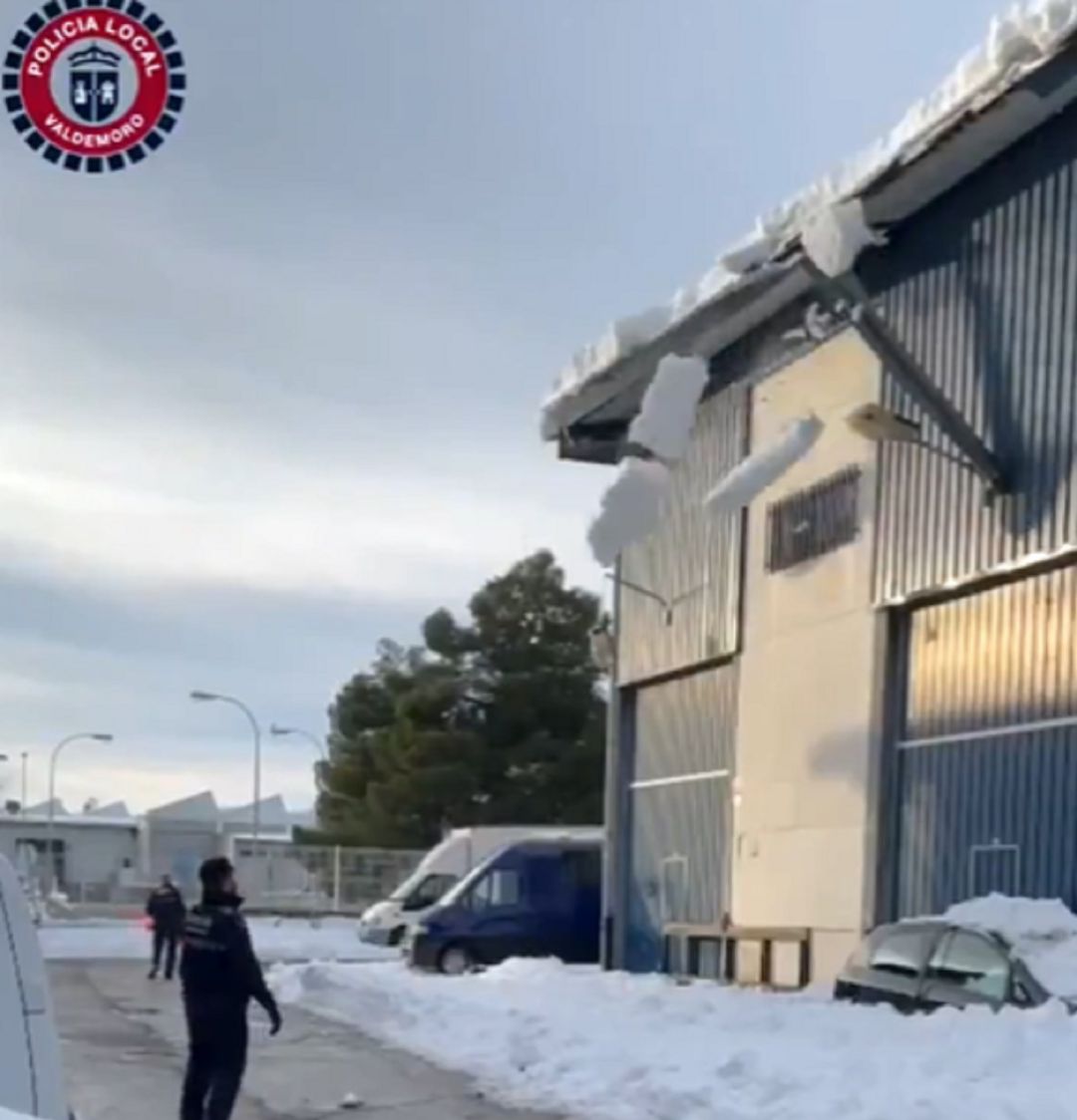 Los agentes fueron testigos de la rapidez y peligrosidad con la que se desarrollan estos desprendimientos desde los tejados. Los agentes fueron testigos de la rapidez y peligrosidad con la que se desarrollan estos desprendimientos desde los tejados.