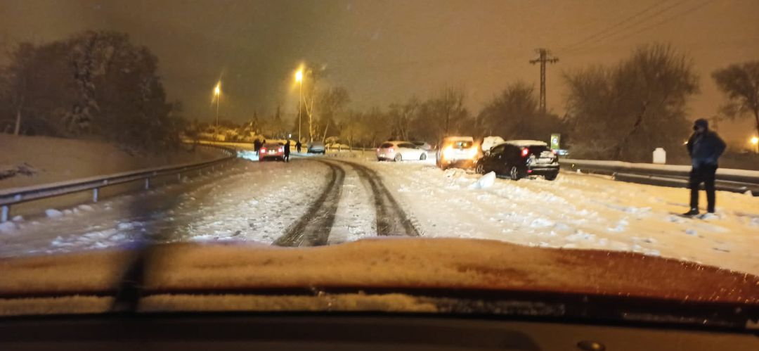 Tras la gran nevada, muchos conductores quedaron atrapados en carreteras y tuvieron que ser rescatados. Tras la gran nevada, muchos conductores quedaron atrapados en carreteras y tuvieron que ser rescatados.