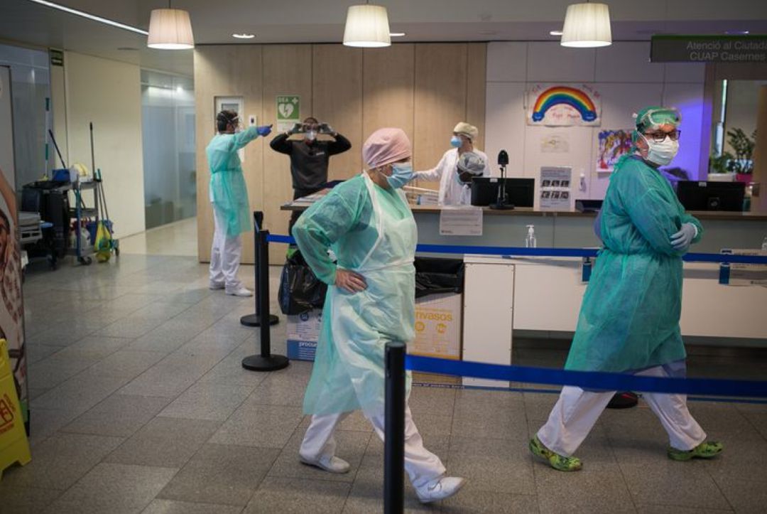 Un centro de salud con el personal Un centro de salud con el personal