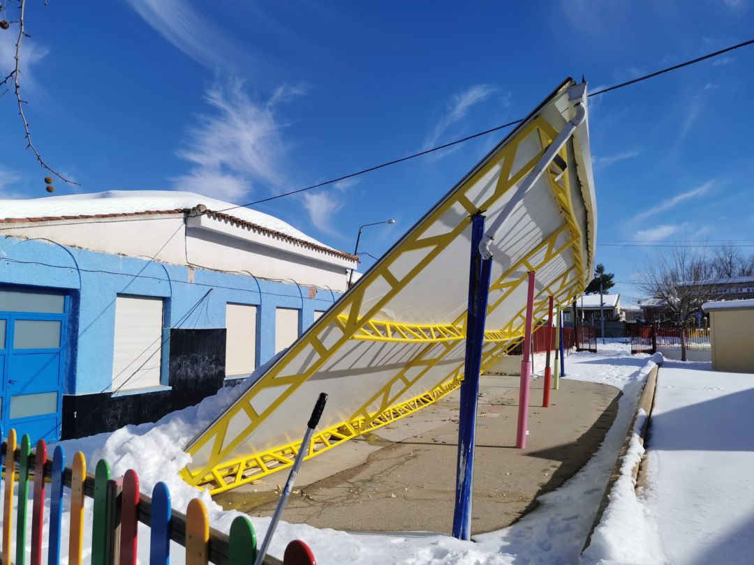 El peso de la nieve derrumba la cubierta del colegio de la localidad El peso de la nieve derrumba la cubierta del colegio de la localidad