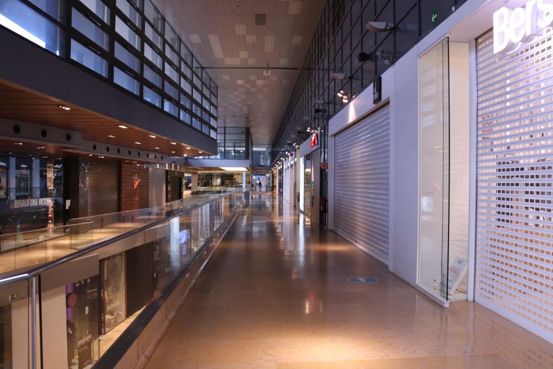 Tiendas cerradas en el centro comercial Diagonal Mar de Barcelona Tiendas cerradas en el centro comercial Diagonal Mar de Barcelona