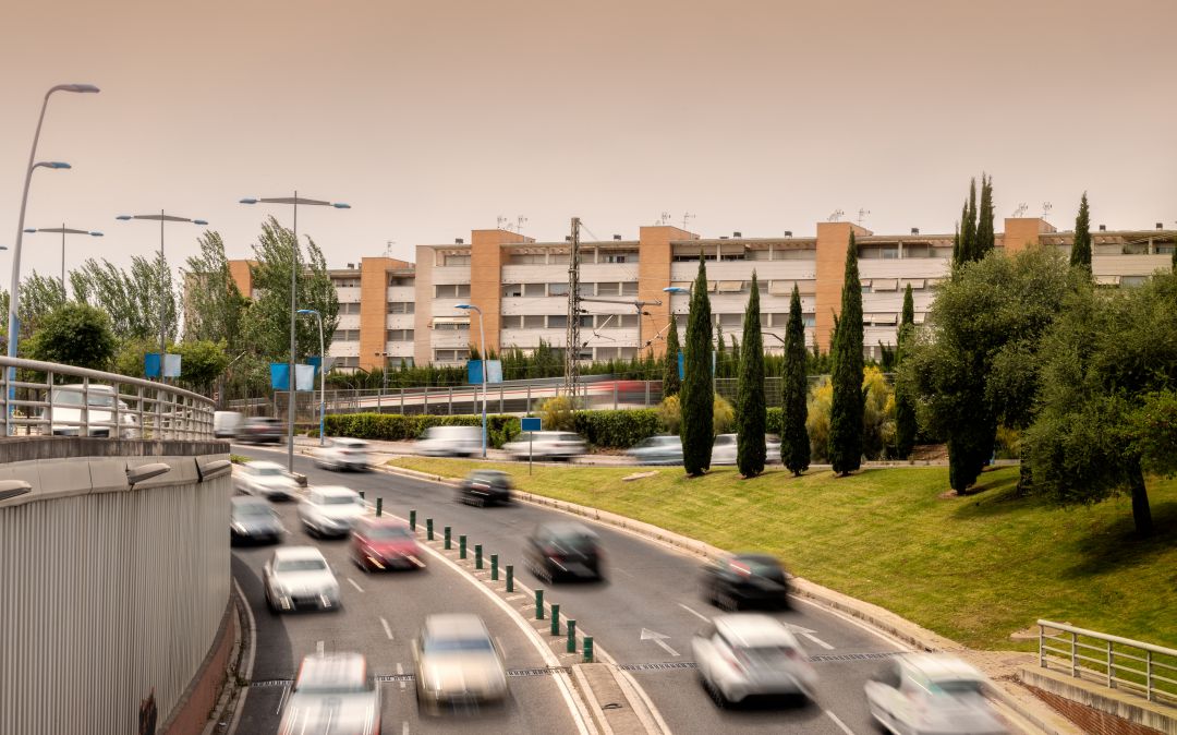 Varios vehículos circulan por una carretera de Córdoba. Varios vehículos circulan por una carretera de Córdoba.