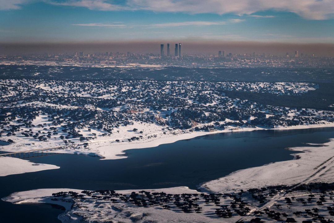 La ciudad de Madrid fotografiada desde el embalse de El Pardo, donde se puede apreciar la alta carga de componentes contaminantes atmosféricos. La ciudad de Madrid fotografiada desde el embalse de El Pardo, donde se puede apreciar la alta carga de componentes contaminantes atmosféricos.