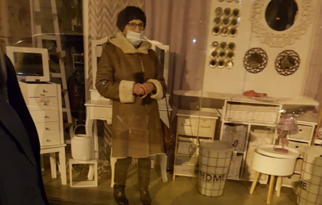 La mujer, en el escaparate del bazar, a la espera de ser rescatada. La mujer, en el escaparate del bazar, a la espera de ser rescatada.
