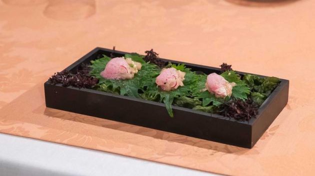 Tartar de gamba blanca, aire de remolacha y jengibre, mini rabanitos y toques cítricos. Tartar de gamba blanca, aire de remolacha y jengibre, mini rabanitos y toques cítricos.