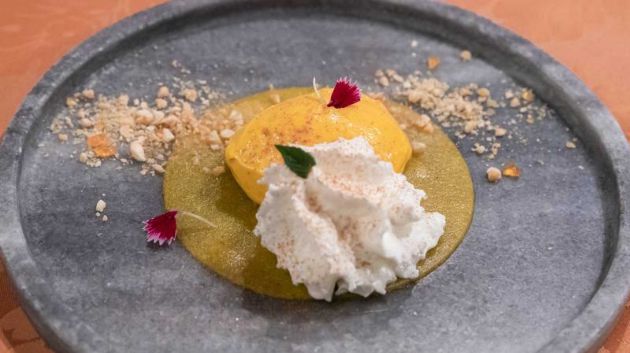 Espuma de yogurt, helado de mango, gelatina de fruta de la pasión y almendra caramelizada. Espuma de yogurt, helado de mango, gelatina de fruta de la pasión y almendra caramelizada.