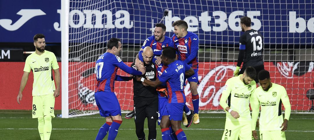 Dmitrovic es felicitado por sus compañeros tras el gol anotado ante el Atlético de Madrid Dmitrovic es felicitado por sus compañeros tras el gol anotado ante el Atlético de Madrid