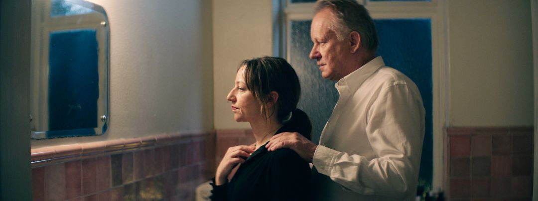 Andrea Braein Hovig y Stellan Skarsgård en 'Hope' Andrea Braein Hovig y Stellan Skarsgård en 'Hope'