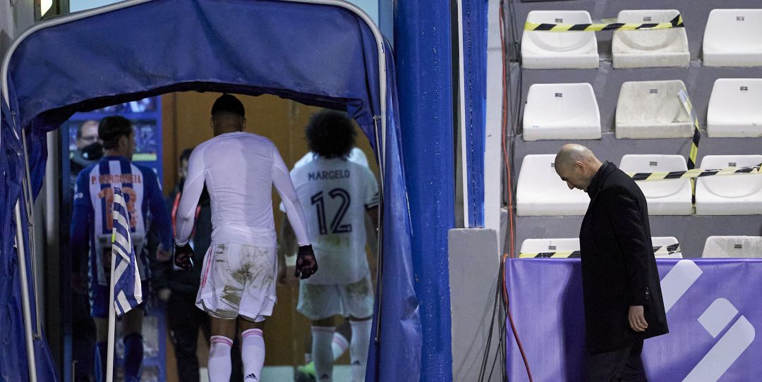 Zinedine Zidane, sale del campo del Alcoyano por detrás de Casemiro y Marcelo Zinedine Zidane, sale del campo del Alcoyano por detrás de Casemiro y Marcelo
