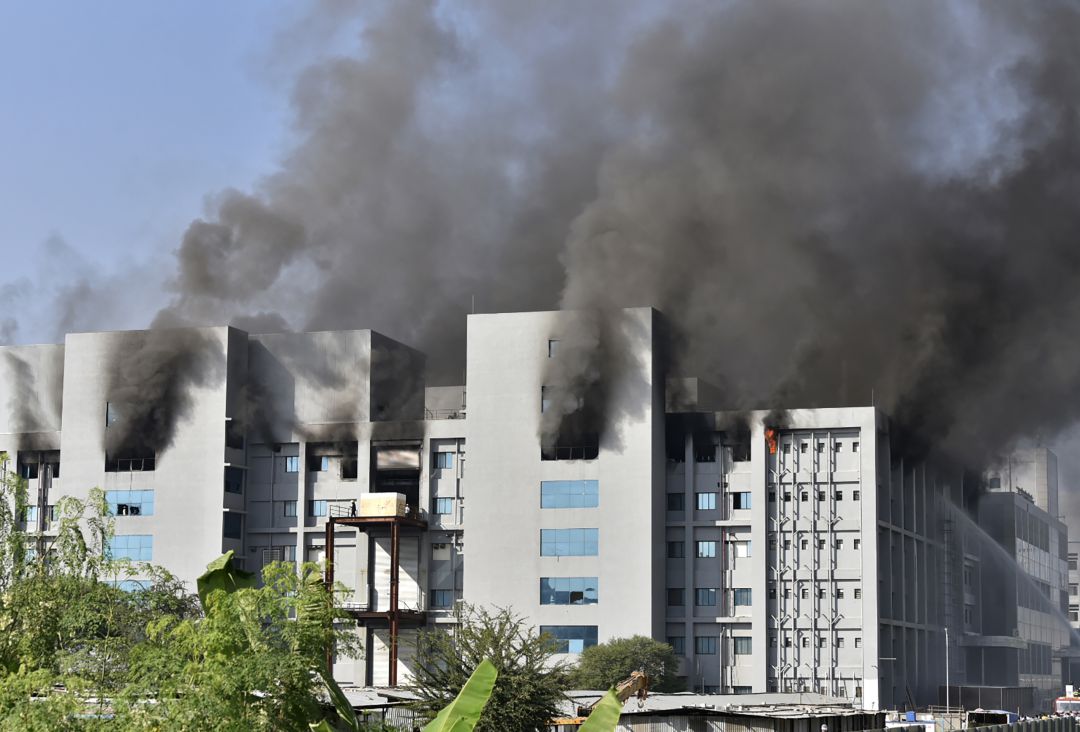 Un incendio en la sede del mayor fabricante de vacunas del mundo, el Instituto Serum, deja al menos cinco muertos en la India. Un incendio en la sede del mayor fabricante de vacunas del mundo, el Instituto Serum, deja al menos cinco muertos en la India.