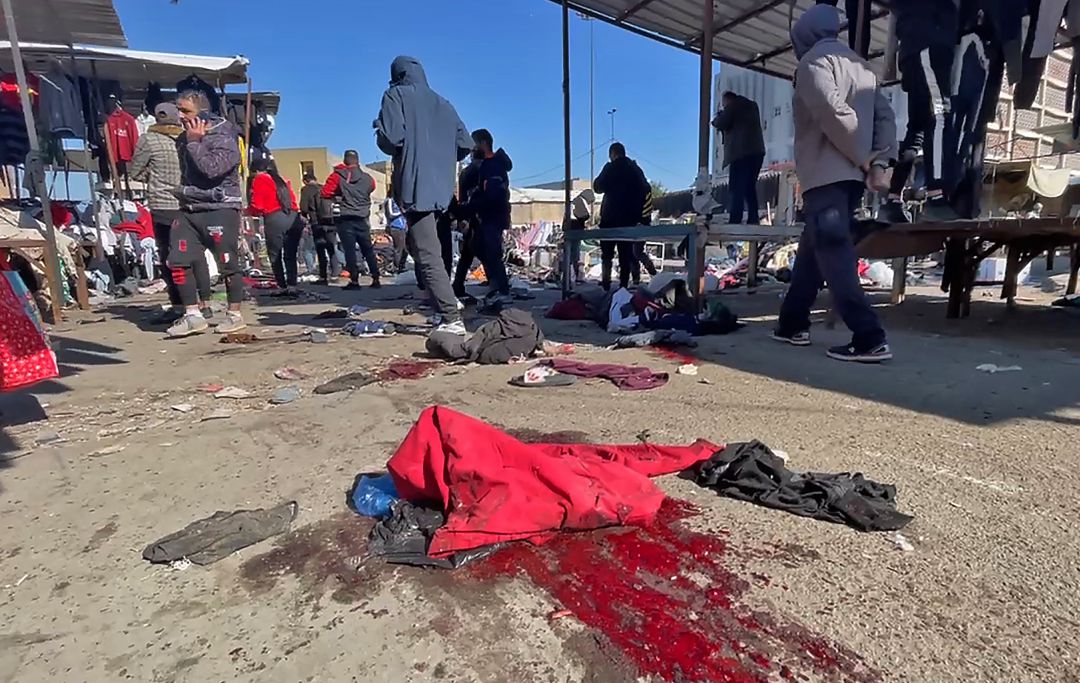 Ascienden a 28 los muertos en un doble atentado suicida en un mercado de Bagdad, la capital de Irak. Ascienden a 28 los muertos en un doble atentado suicida en un mercado de Bagdad, la capital de Irak.