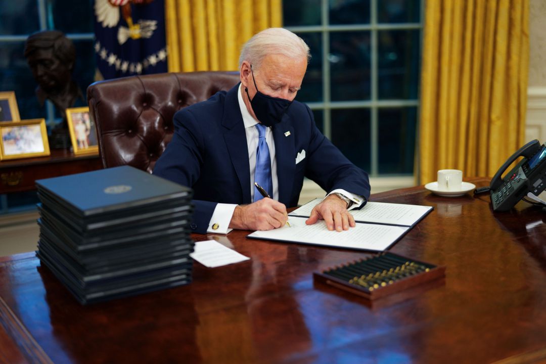 El presidente de Estados Unidos, Joe Biden, firma sus primeros decretos en el Despacho Oval El presidente de Estados Unidos, Joe Biden, firma sus primeros decretos en el Despacho Oval