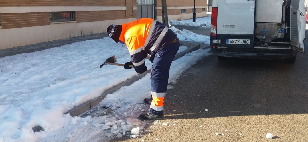 Un trabajador del servicio de limpieza viaria quita el hielo de un imbornal para que no se atasque antes del deshielo Un trabajador del servicio de limpieza viaria quita el hielo de un imbornal para que no se atasque antes del deshielo
