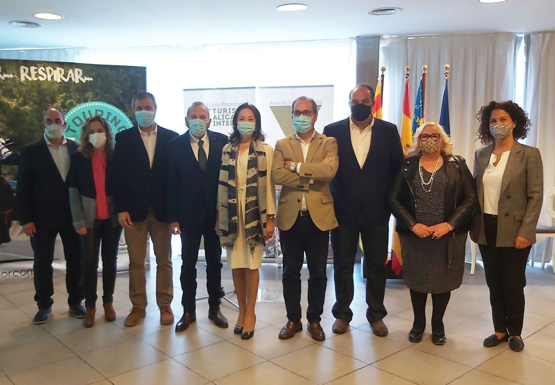 Indira Amaya en el centro de la imagen con otros componentes de la Asociación de Turismo Alicante Interior en un acto reciente Indira Amaya en el centro de la imagen con otros componentes de la Asociación de Turismo Alicante Interior en un acto reciente
