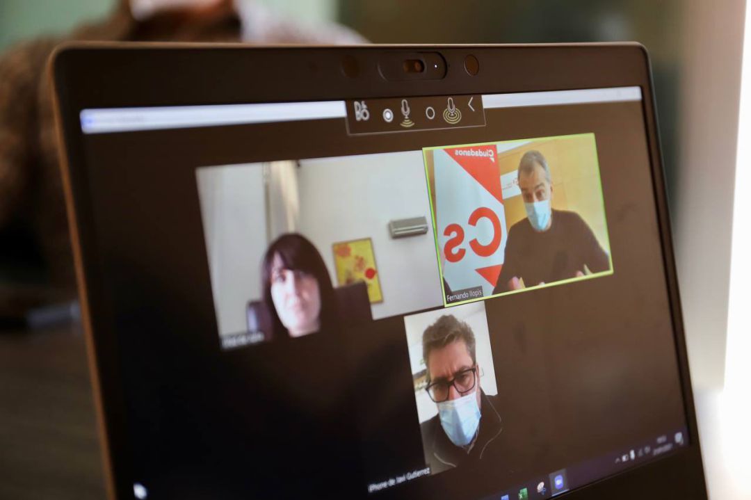 Los diputados de Ciudadanos en la Diputación de Alicante, Javier Gutiérrez y Julia Parra, en la reunión telemática de esta mañana con el síndico en la Comunitat Valenciana, Toni Cantó. Los diputados de Ciudadanos en la Diputación de Alicante, Javier Gutiérrez y Julia Parra, en la reunión telemática de esta mañana con el síndico en la Comunitat Valenciana, Toni Cantó.