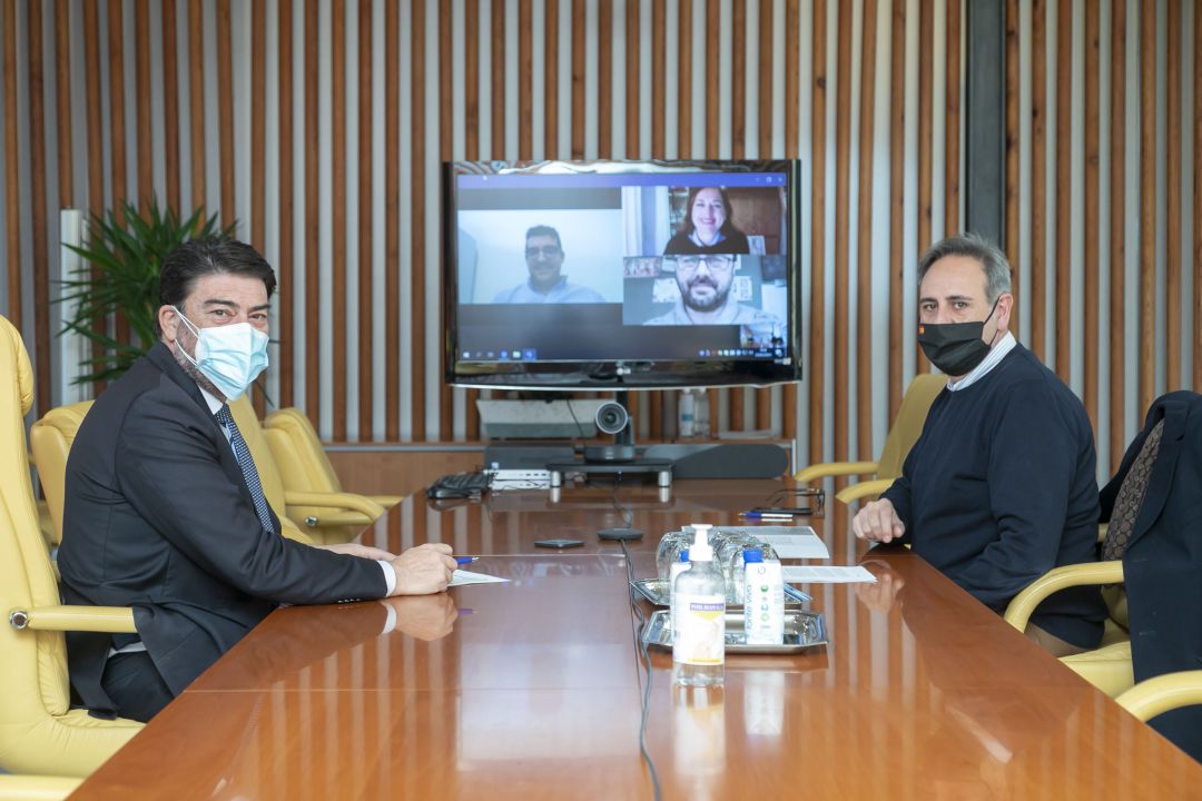 El alcalde y el edil de Fiestas durante la reunión telemática mantenida con la Federació de Fogueres El alcalde y el edil de Fiestas durante la reunión telemática mantenida con la Federació de Fogueres
