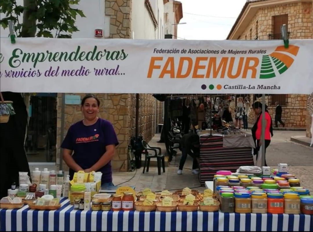 La emprendedora de 'Más que abejas' ofreciendo sus productos La emprendedora de 'Más que abejas' ofreciendo sus productos