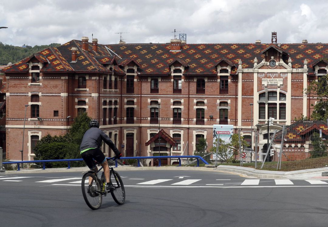 Hasta ahora estas medidas afectaban a 32 municipios y la lista se ha ampliado a 51 localidades, entre ellas Bilbao, donde la tasa de incidencia acumulada en dos semanas está en 562,5 casos Hasta ahora estas medidas afectaban a 32 municipios y la lista se ha ampliado a 51 localidades, entre ellas Bilbao, donde la tasa de incidencia acumulada en dos semanas está en 562,5 casos