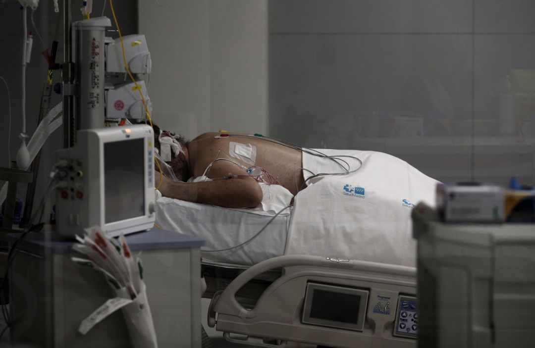 Un enfermo en una cama de la UCI Un enfermo en una cama de la UCI