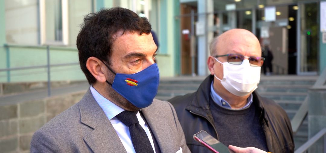 El empresario junto a su abogado El empresario junto a su abogado