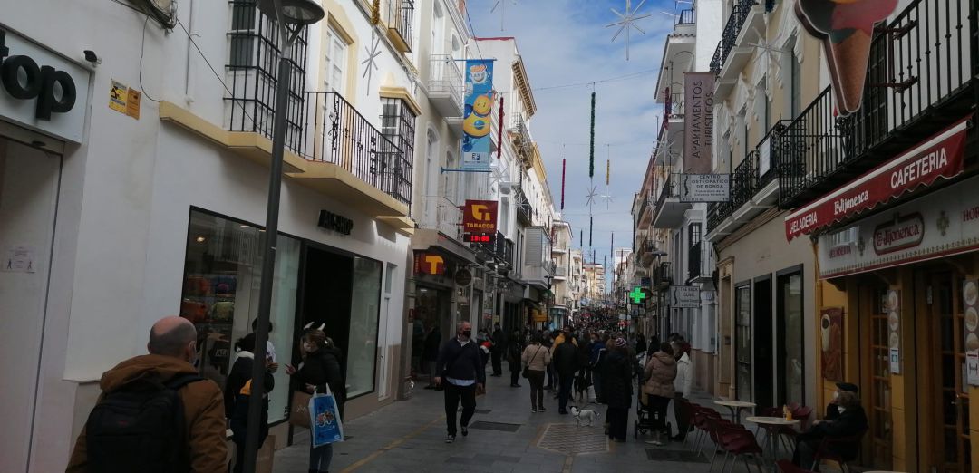 La carrera Espinel es la principal calle comercial de Ronda La carrera Espinel es la principal calle comercial de Ronda