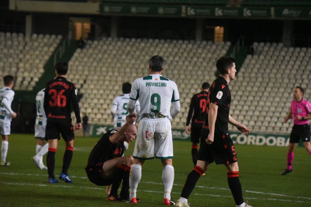 Piovaccari ayuda a un jugador de la Real Piovaccari ayuda a un jugador de la Real