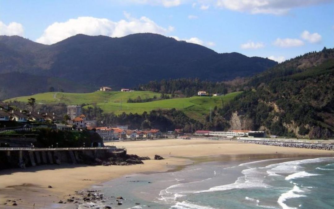 Imagen de la playa de Deba, con el pueblo al fondo Imagen de la playa de Deba, con el pueblo al fondo