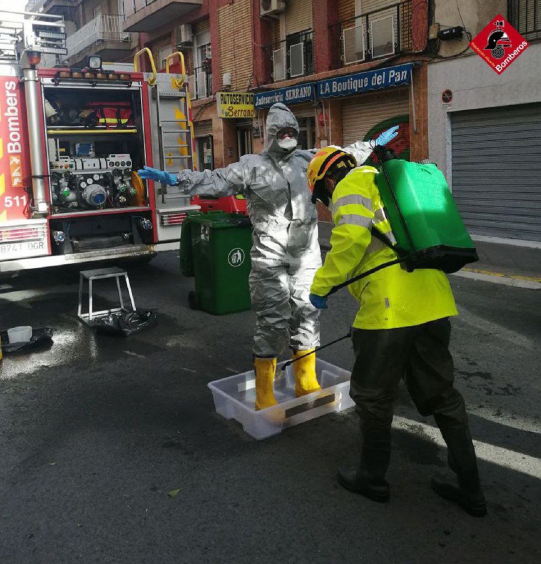 Los Bomberos se deseinfectan al salir de la vivienda donde han encontrado al hombre Los Bomberos se deseinfectan al salir de la vivienda donde han encontrado al hombre