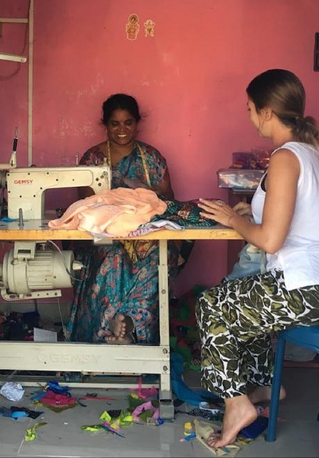 Inma Gil, en su taller de la India, junto a Lakshimi, empleada de su empresa Inma Gil, en su taller de la India, junto a Lakshimi, empleada de su empresa