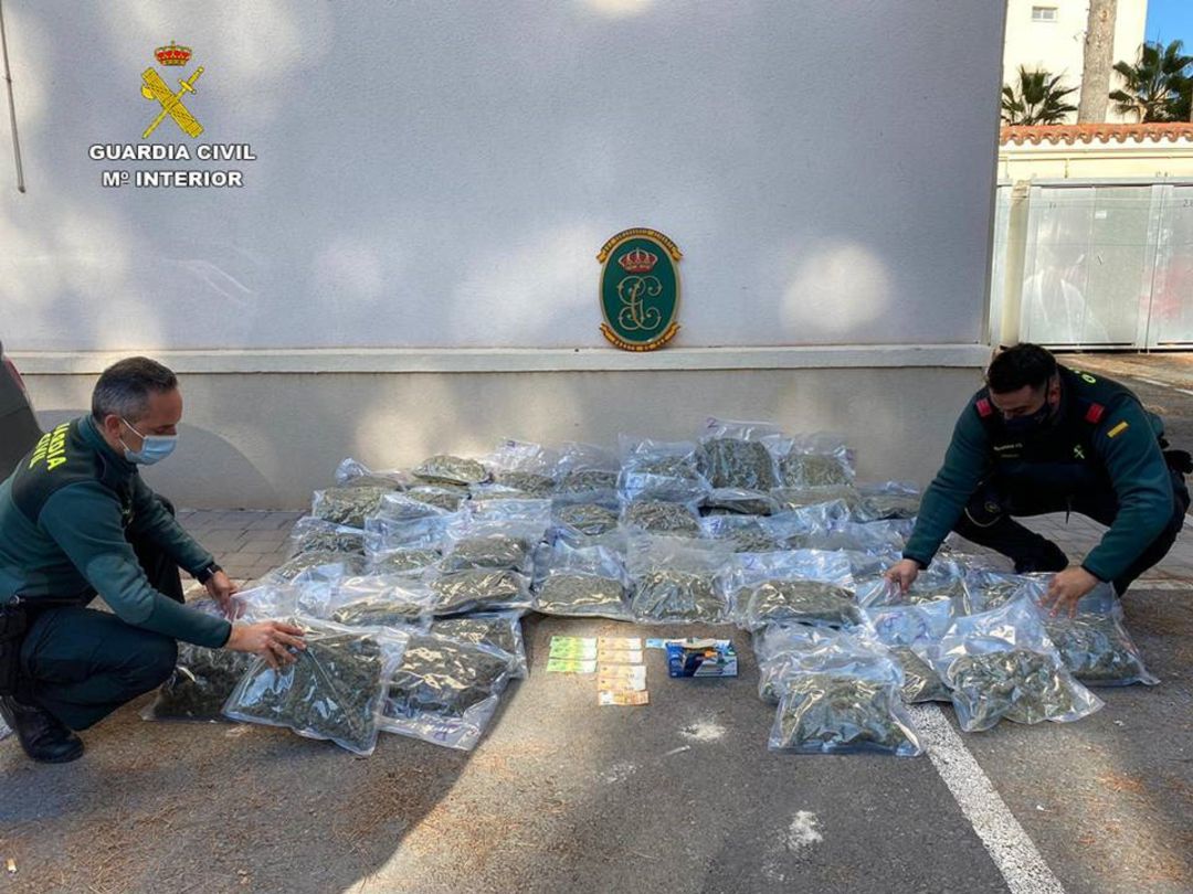 Marihuana localizada en un vehículo en Sax Marihuana localizada en un vehículo en Sax
