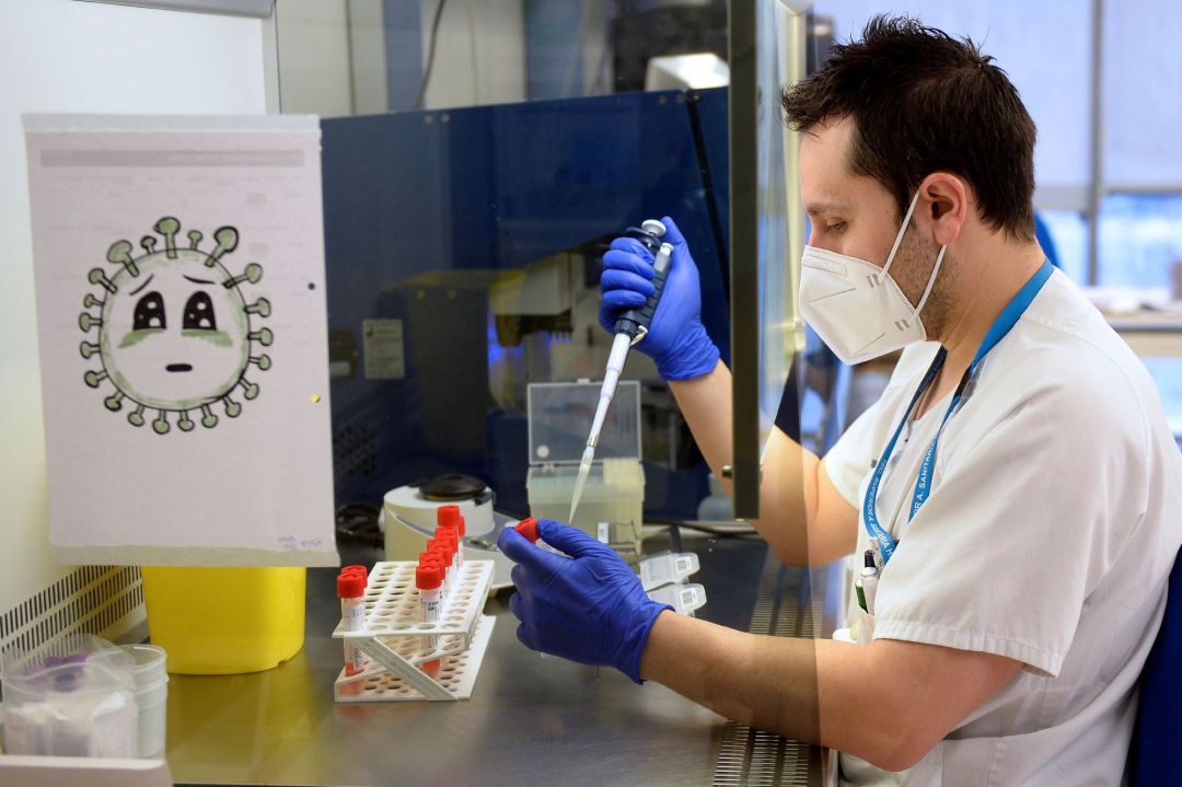 Un técnico de laboratorio del Hospital Pío del Rio Hortega de Valladolid, analiza pruebas PCR, Un técnico de laboratorio del Hospital Pío del Rio Hortega de Valladolid, analiza pruebas PCR,