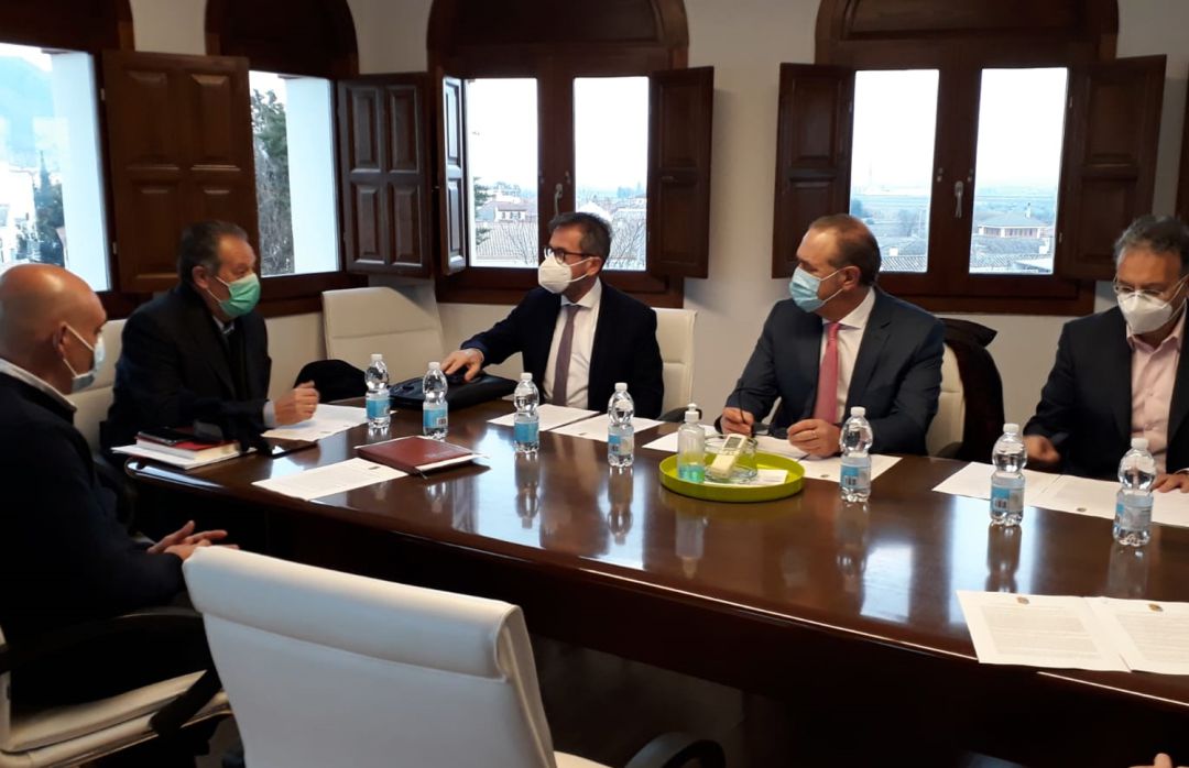El alcalde de Pinos Puente (Granada), Francisco García, reunido con delegados de varios departamentos de la Junta de Andalucía en Granada El alcalde de Pinos Puente (Granada), Francisco García, reunido con delegados de varios departamentos de la Junta de Andalucía en Granada
