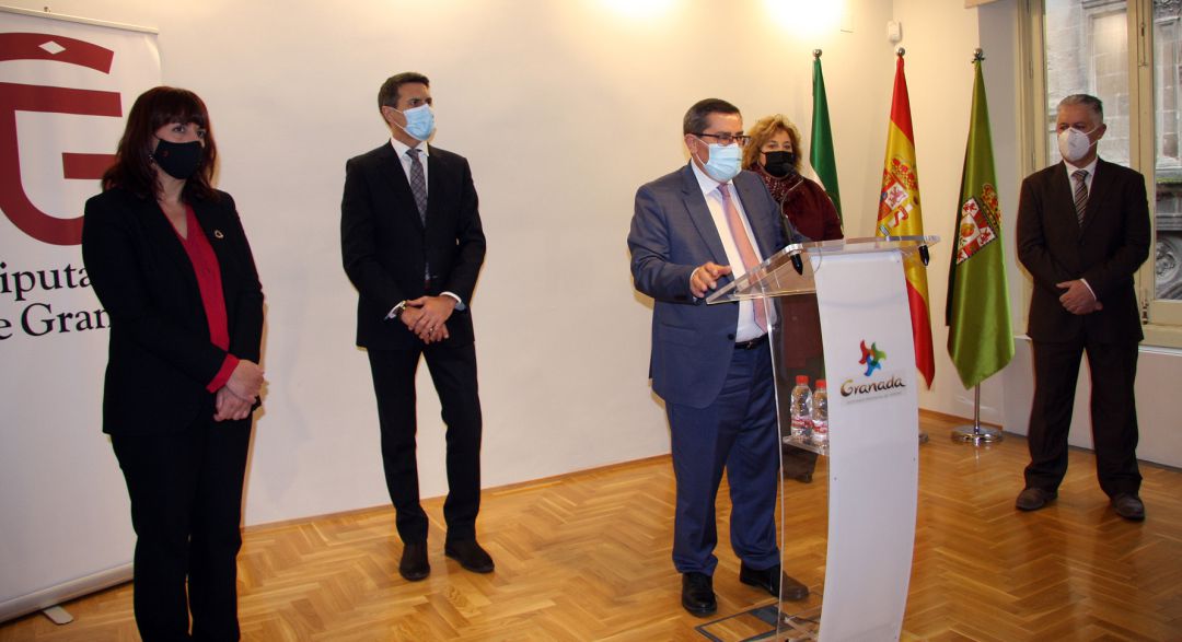 Acompañado por sus vicepresidentes, el presidente de la Diputación de Granada, José Entrena, ha presentado su acción de gobierno para 2021 Acompañado por sus vicepresidentes, el presidente de la Diputación de Granada, José Entrena, ha presentado su acción de gobierno para 2021